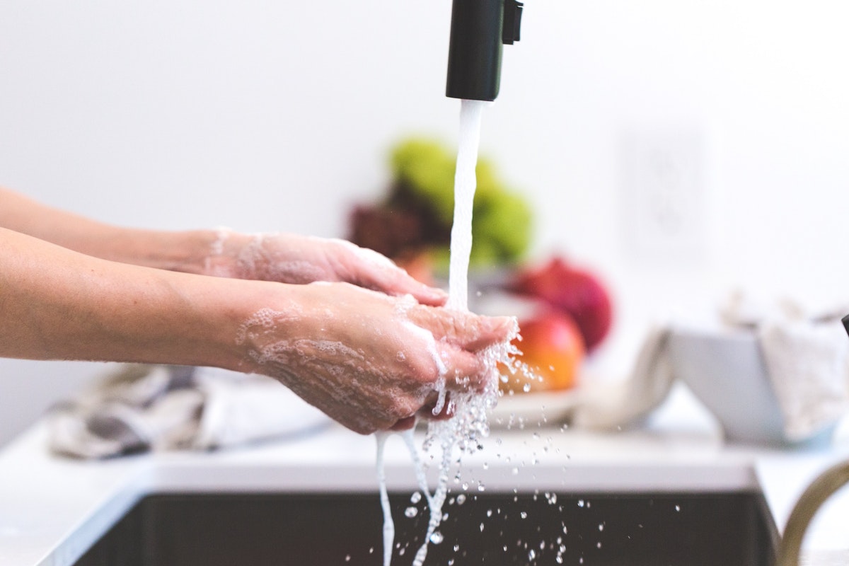 mani, acqua e lavaggio
